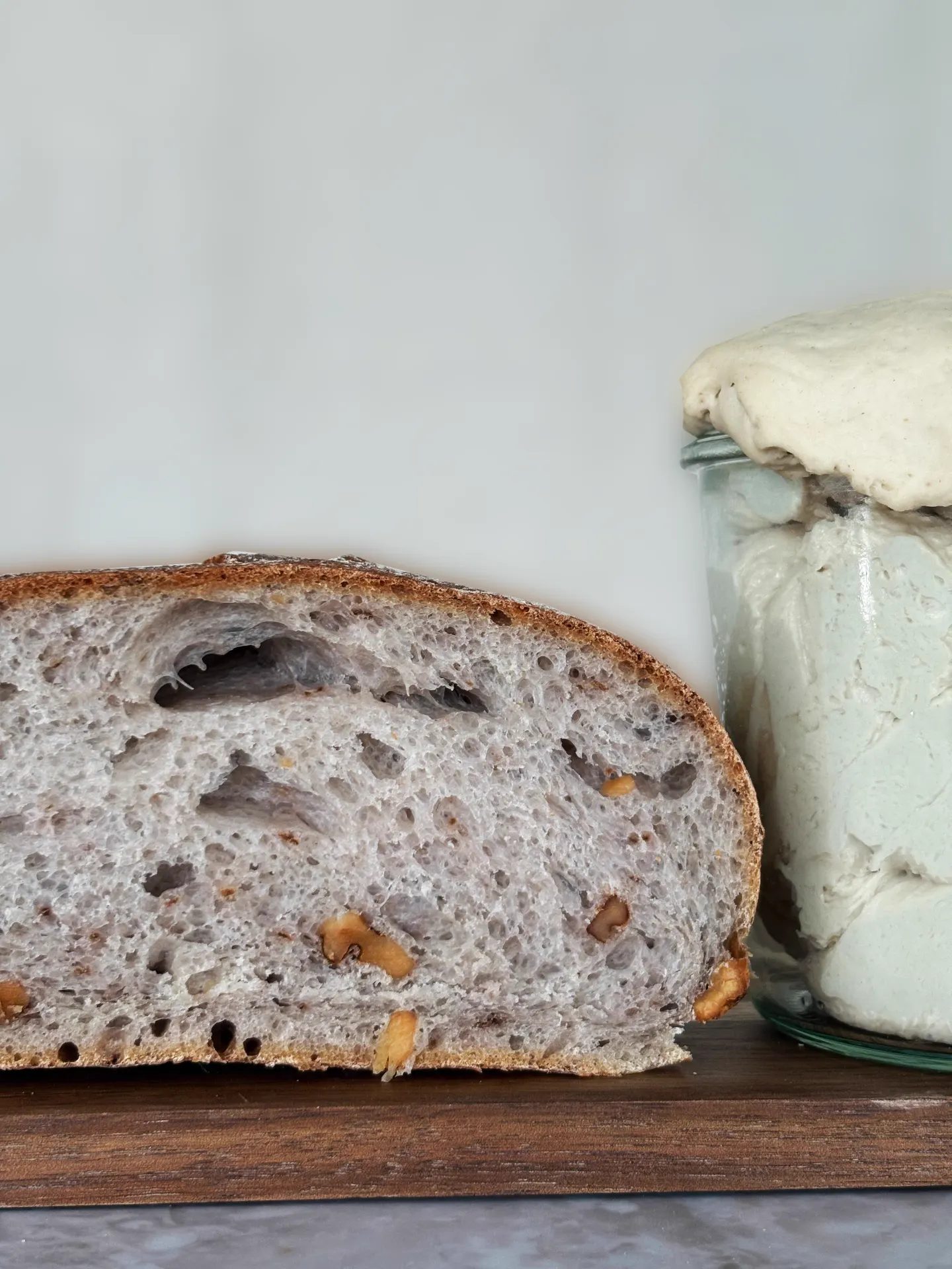 Angeschnittenes Sauerteigbrot mit offener Krume