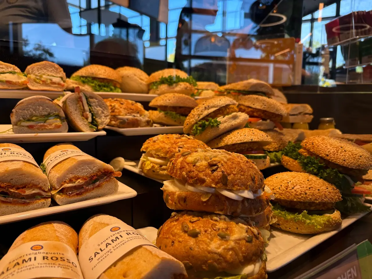 Belegte Brötchen und Sauerteigbaguettes in der Snacktheke in Vimbuch