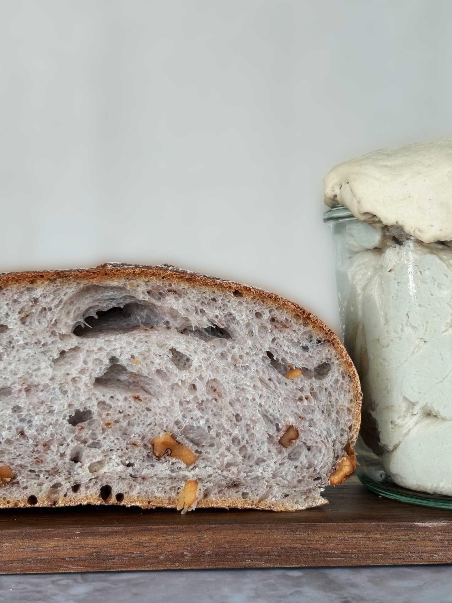 Angeschnittenes Sauerteigbrot mit offener Krume