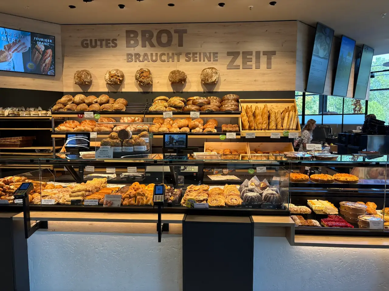Brotregal mit Sauerteigbroten und Baguettes in der Filiale Vimbuch