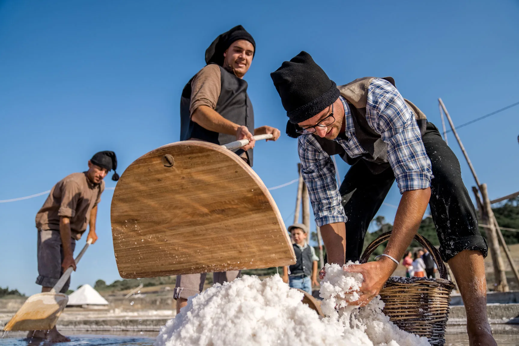 Salz wird in der Saline geschoben
