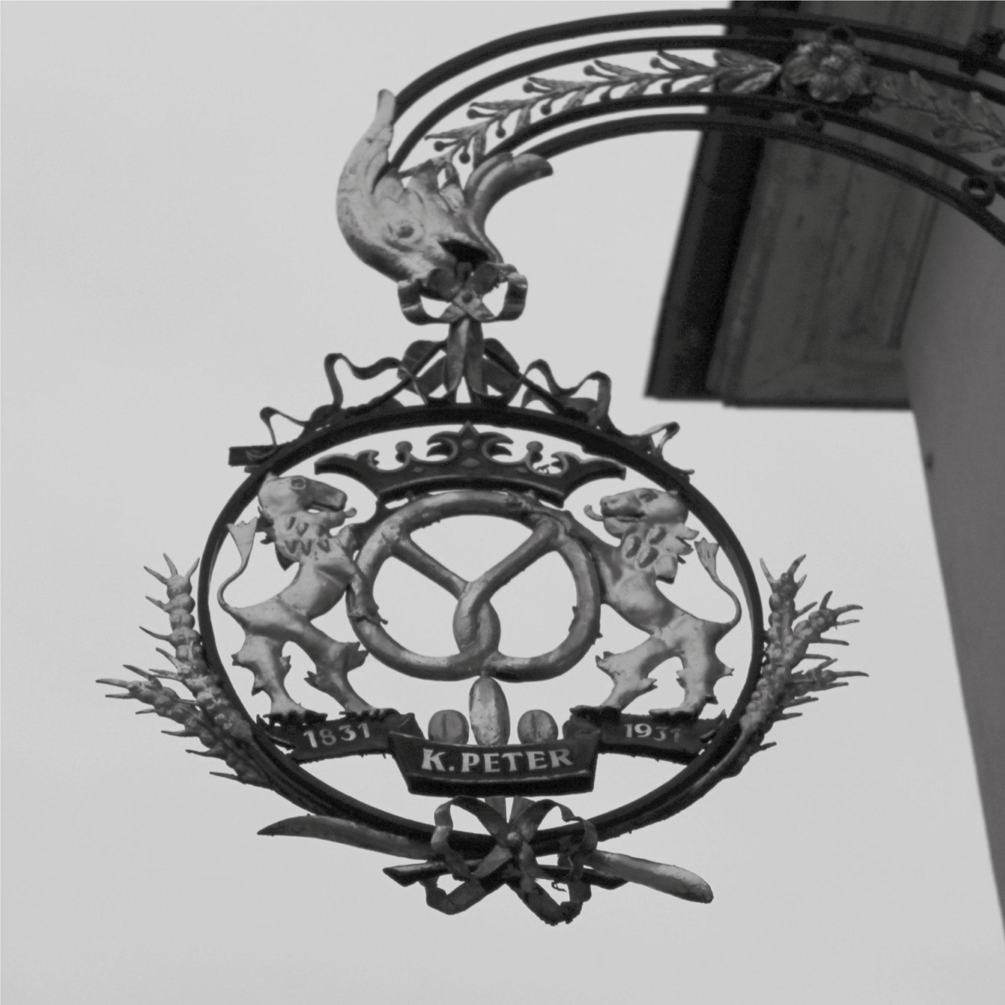 Schmiedeeisernes Wappen der Bäckerei Peter, 1831